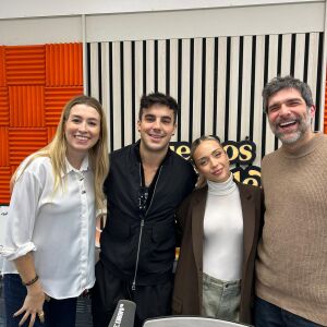 Óscar Casas y Ana Mena se tiran pullitas en 'Cuerpos especiales' Óscar Casas y Ana Mena se tiran pullitas en 'Cuerpos especiales'