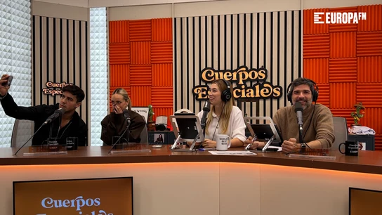 Óscar Casas y Ana Mena en 'Cuerpos especiales' Óscar Casas y Ana Mena en 'Cuerpos especiales'