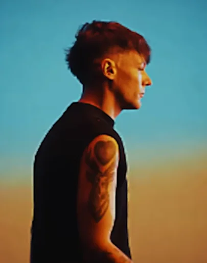 Louis Tomlinson, en el videoclip de Imposter Louis Tomlinson, en el videoclip de Imposter