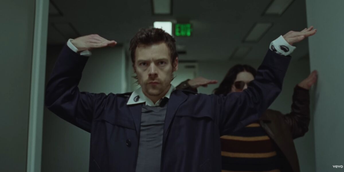 Harry Styles en el videoclip de 'Aperture'