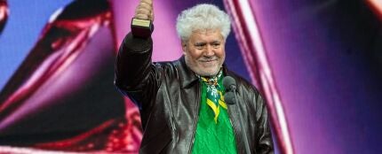 Pedro Almod&oacute;var, ganador a Mejor director por 'La habitaci&oacute;n de al lado' en los Premios Feroz 2025