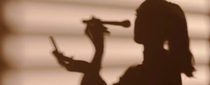 Una persona cantando