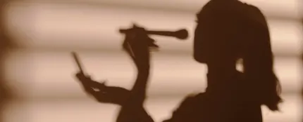 Una persona cantando Una persona cantando