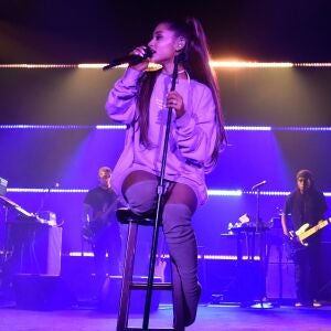 Ariana Grande rememora la época en la que vestía con sudadera y botas altas Ariana Grande rememora la época en la que vestía con sudadera y botas altas
