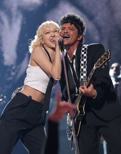 Rosé y Bruno Mars en los Premios Grammy 2026