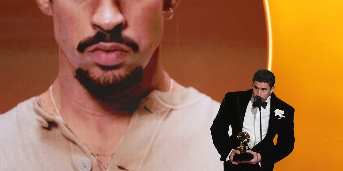 Bad Bunny, durante su discurso tras ganar el Grammy a mejor &aacute;lbum del a&ntilde;o