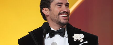 Bad bunny recibiendo su Grammy a Mejor &Aacute;lbum del A&ntilde;o