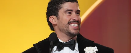 Bad bunny recibiendo su Grammy a Mejor Álbum del Año Bad bunny recibiendo su Grammy a Mejor Álbum del Año