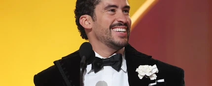 Bad bunny recibiendo su Grammy a Mejor Álbum del Año Bad bunny recibiendo su Grammy a Mejor Álbum del Año