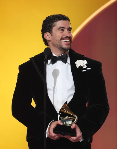Bad bunny recibiendo su Grammy a Mejor Álbum del Año Bad bunny recibiendo su Grammy a Mejor Álbum del Año