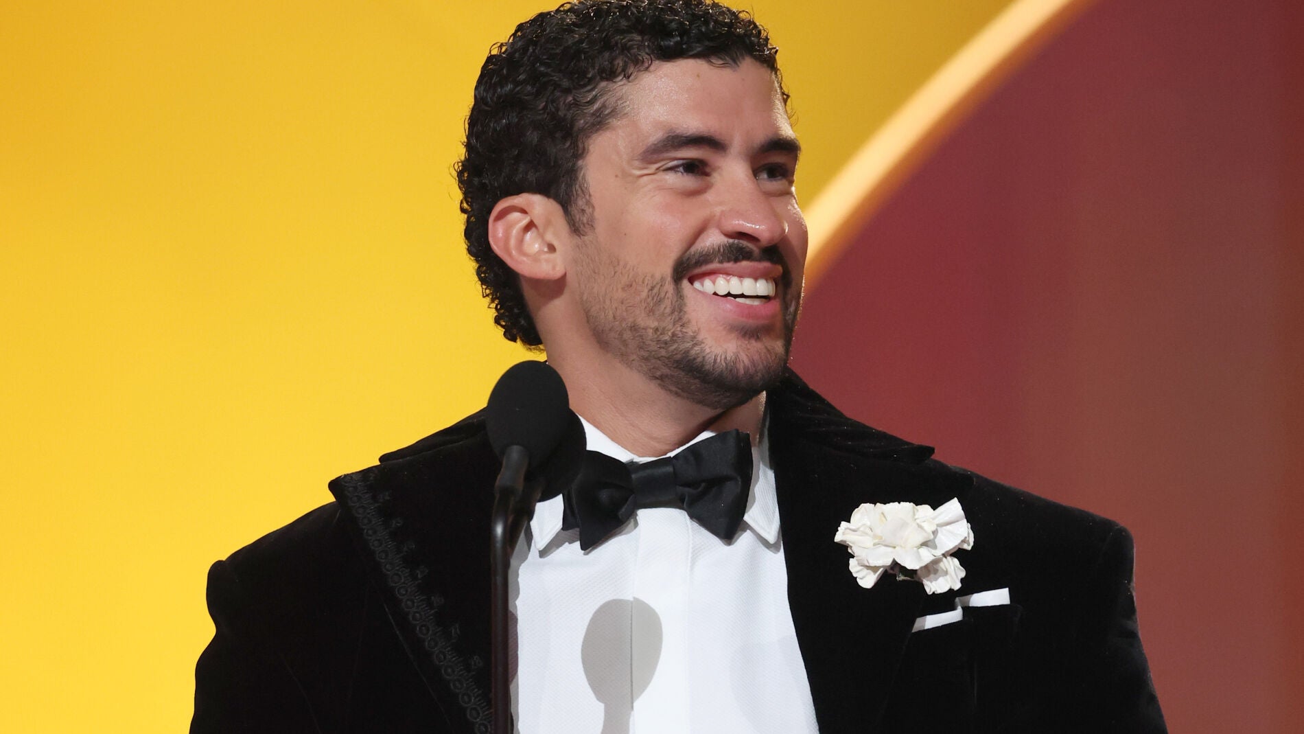 Bad bunny recibiendo su Grammy a Mejor Álbum del Año