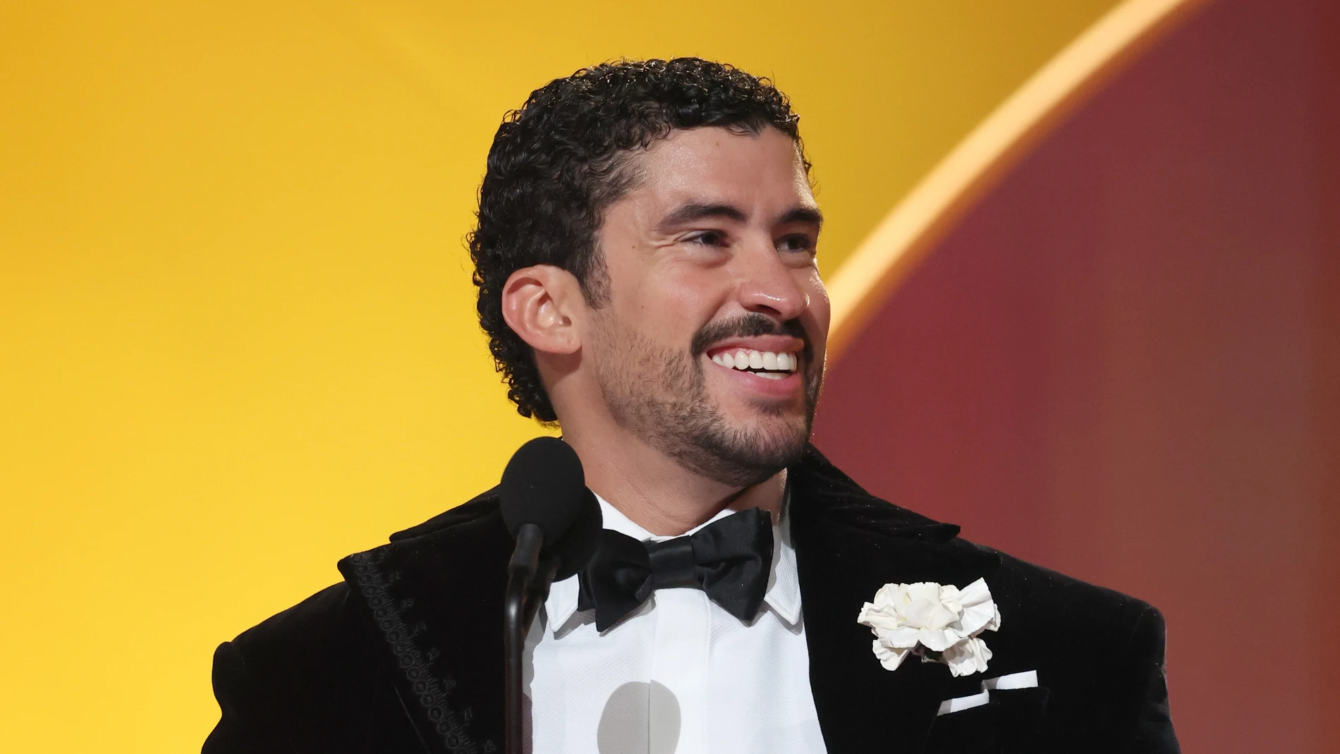 Bad bunny recibiendo su Grammy a Mejor Álbum del Año Bad bunny recibiendo su Grammy a Mejor Álbum del Año