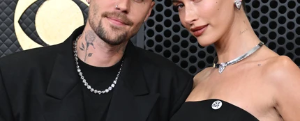 Justin y Hailey Bieber llevaron una chapa contra el ICE en la gala de los Grammy. Justin y Hailey Bieber llevaron una chapa contra el ICE en la gala de los Grammy.