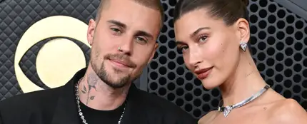 Justin y Hailey Bieber llevaron una chapa contra el ICE en la gala de los Grammy. Justin y Hailey Bieber llevaron una chapa contra el ICE en la gala de los Grammy.