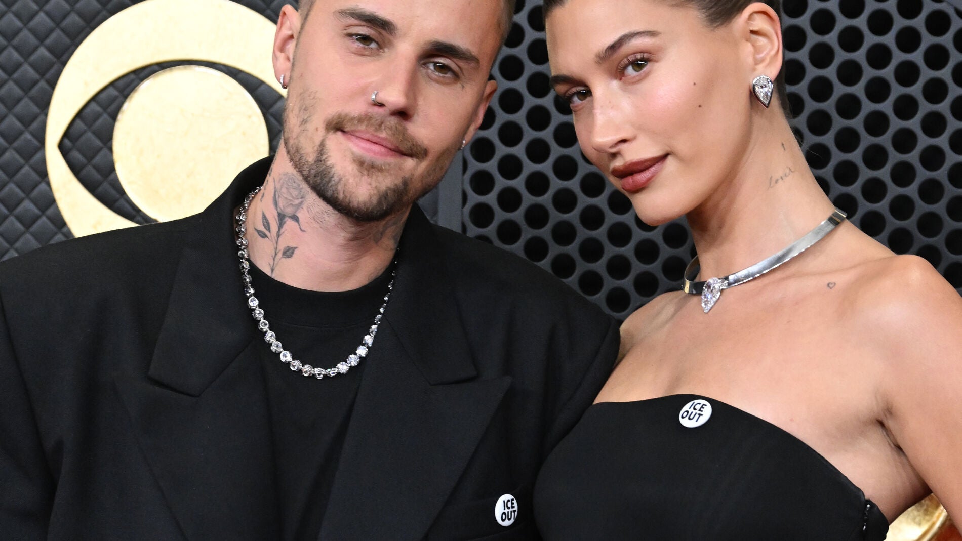 Justin y Hailey Bieber llevaron una chapa contra el ICE en la gala de los Grammy.