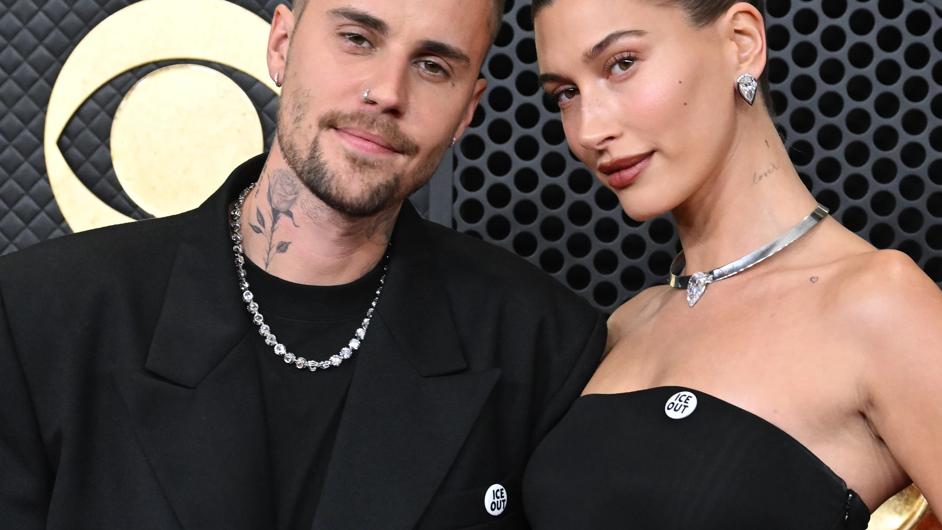 Justin y Hailey Bieber llevaron una chapa contra el ICE en la gala de los Grammy. Justin y Hailey Bieber llevaron una chapa contra el ICE en la gala de los Grammy.