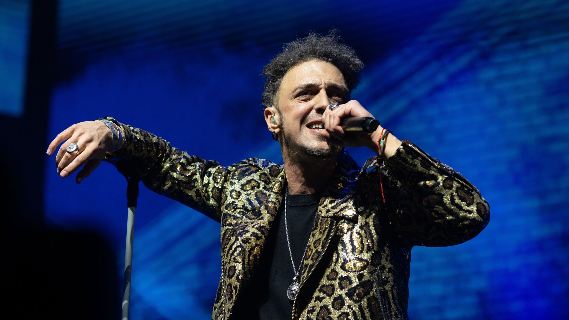 Shinova actuando en el Movistar Arena en el 2025