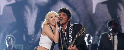  Bruno Mars y Ros&eacute; actuando en los Premios Grammy 2026