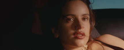 Rosalía en el videoclip de 'Sauvignon Blanc' Rosalía en el videoclip de 'Sauvignon Blanc'