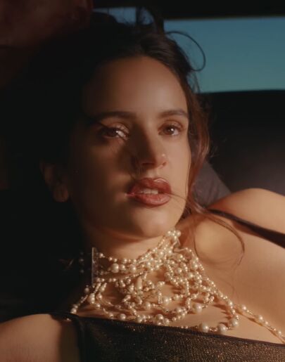 Rosalía en el videoclip de 'Sauvignon Blanc'