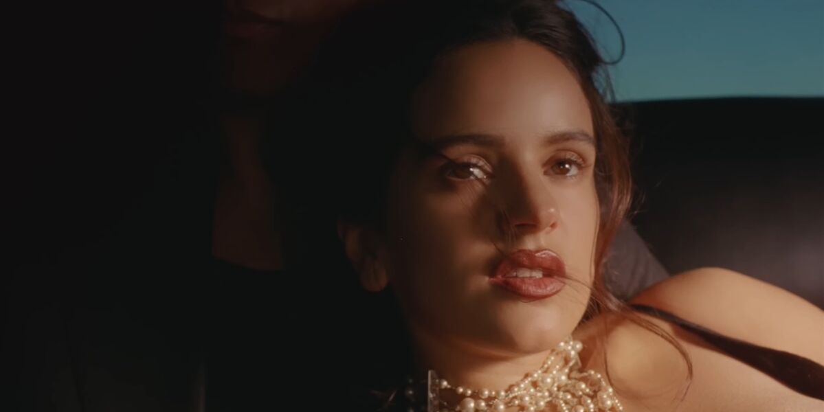 Rosal&iacute;a en el videoclip de 'Sauvignon Blanc'