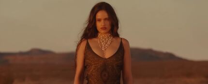 Rosal&iacute;a en el videoclip de 'Sauvignon Blanc'