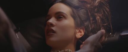 Rosal&iacute;a en el videoclip de 'Sauvignon Blanc'