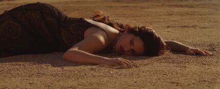 Rosal&iacute;a en el videoclip de 'Sauvignon Blanc'