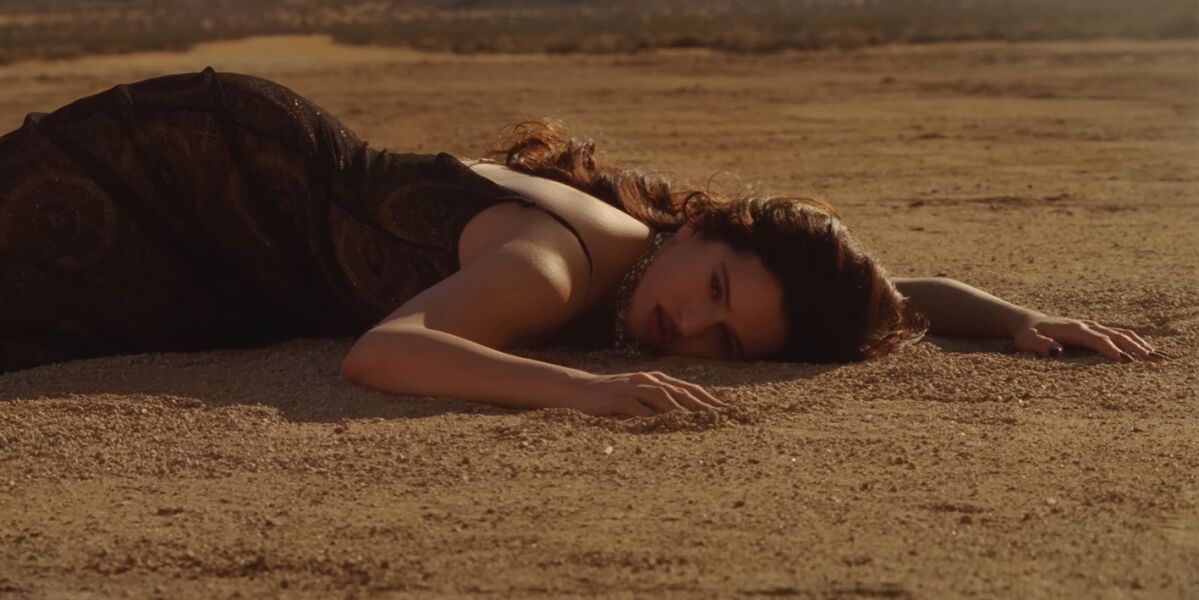 Rosal&iacute;a en el videoclip de 'Sauvignon Blanc'