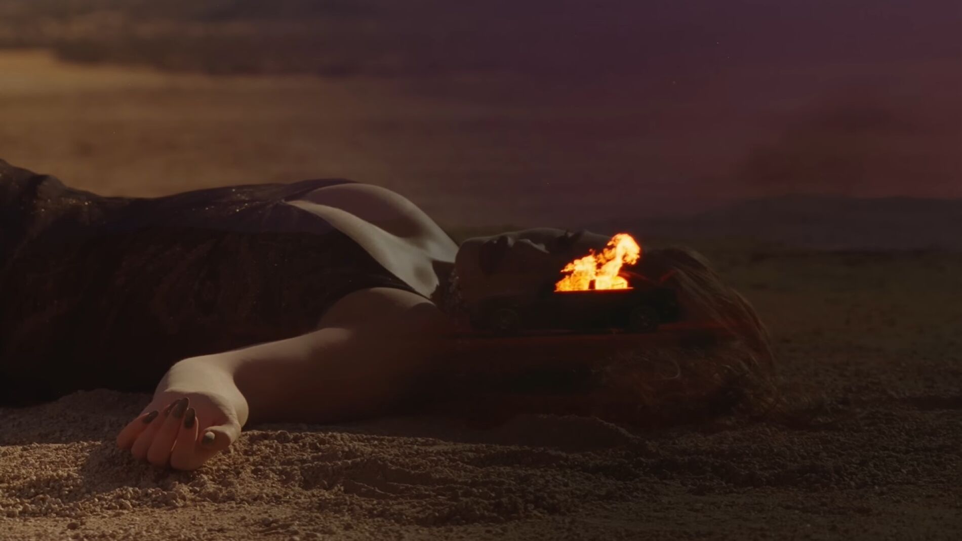 El fuego, elemento clave en el videoclip de 'Sauvignon Blanc'