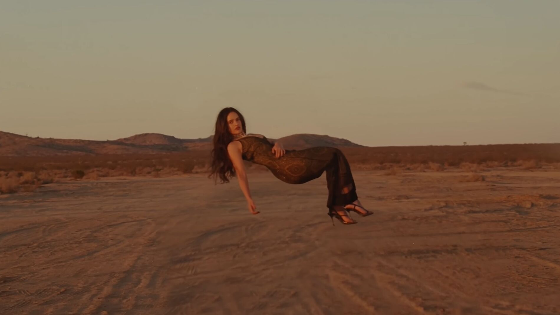 Rosalía, elevada por un ser invisible