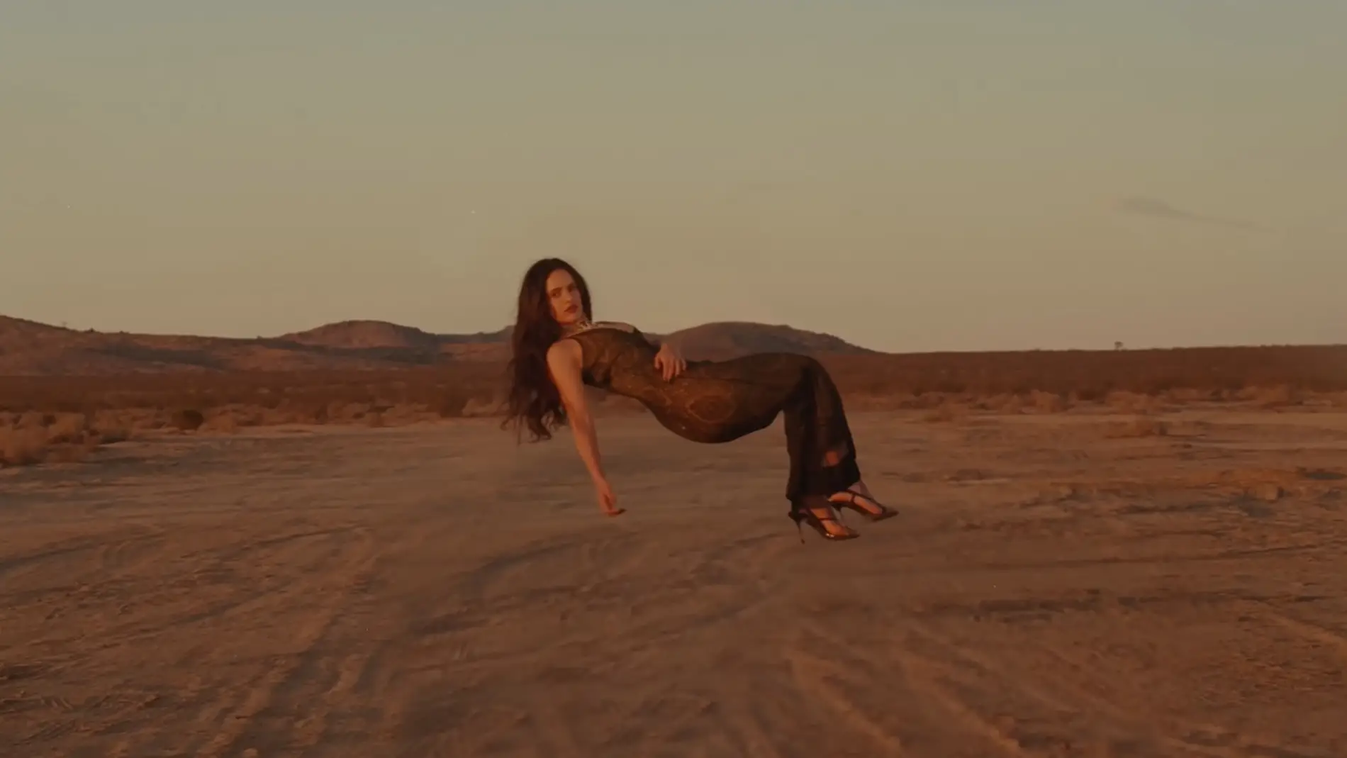 Rosalía, elevada por un ser invisible Rosalía, elevada por un ser invisible