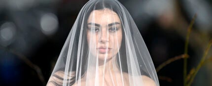 Charli xcx en una premiere de 'Cumbres borrascosas'