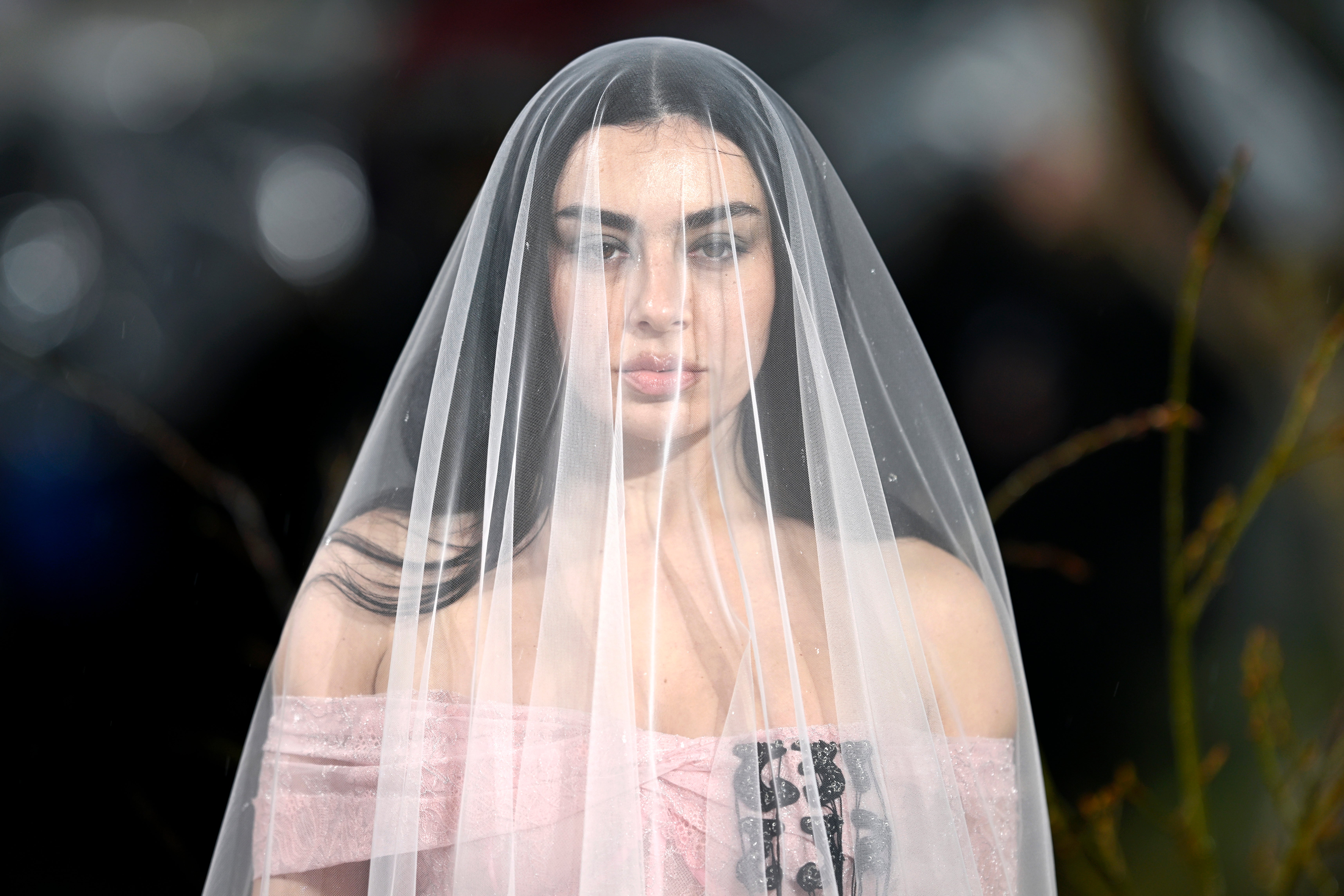 Charli xcx en una premiere de 'Cumbres borrascosas' Charli xcx en una premiere de 'Cumbres borrascosas'