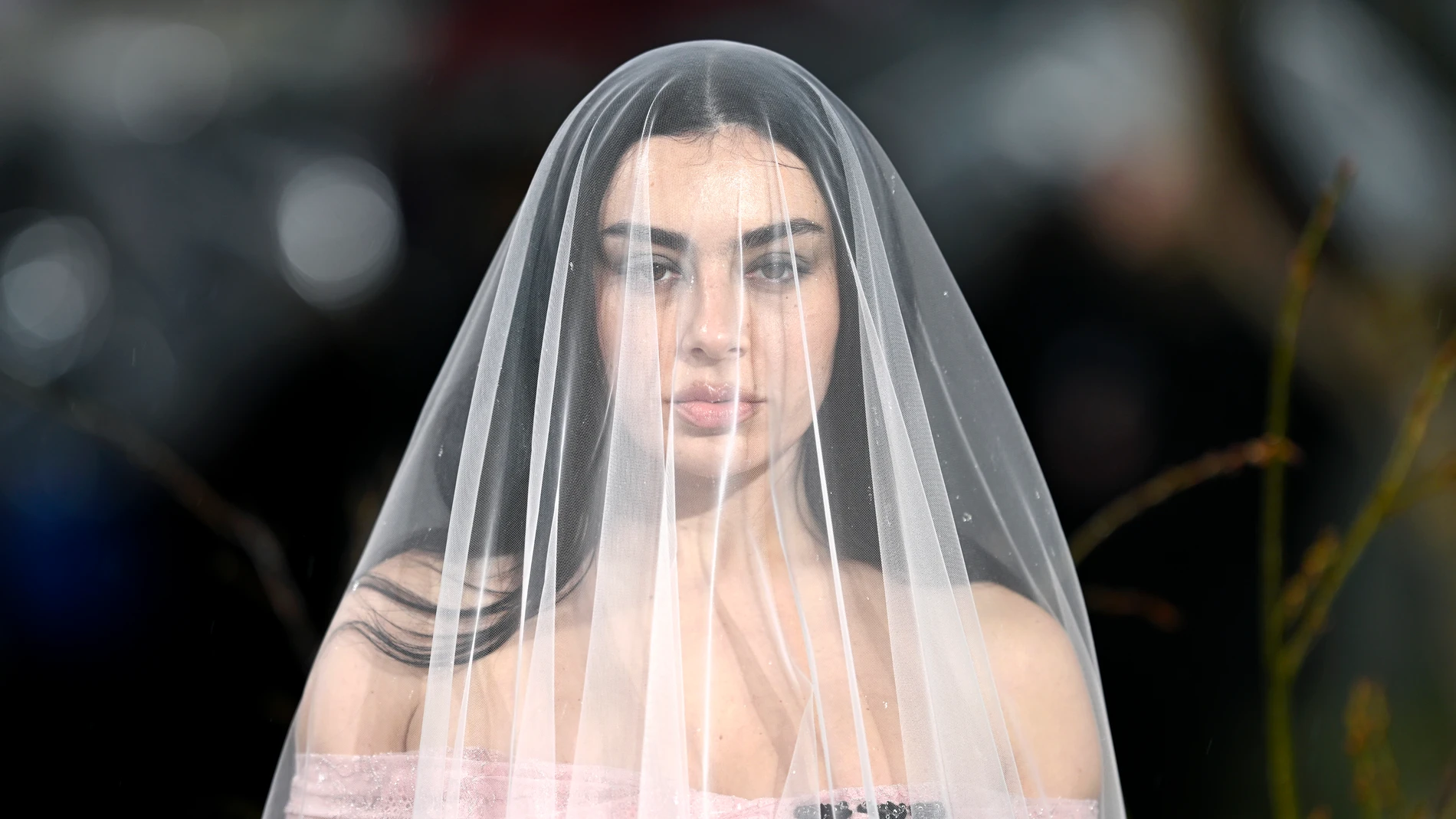 Charli xcx en una premiere de 'Cumbres borrascosas' Charli xcx en una premiere de 'Cumbres borrascosas'