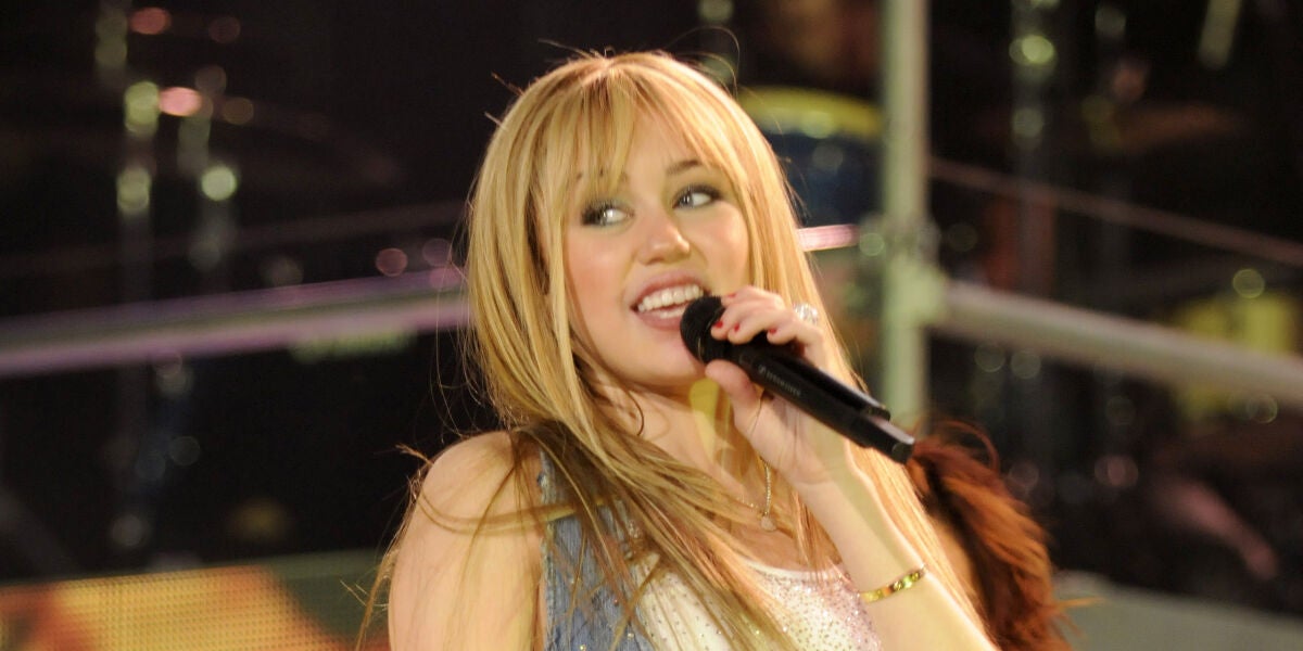 Miley Cyrus actuando como Hannah Montana
