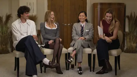 Eva Soriano con Jacob Elordi, Margo Robbie y Hong Chau. Eva Soriano con Jacob Elordi, Margo Robbie y Hong Chau.