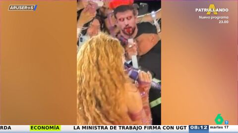 La divertida reacción de Shakira al ver una careta de Gerard Piqué entre sus fans en pleno concierto