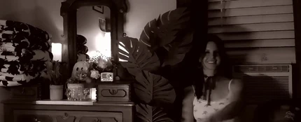 Lana del Rey, en el vídeo de 'White Feather Hawk Tail Deer Hunter' Lana del Rey, en el vídeo de 'White Feather Hawk Tail Deer Hunter'