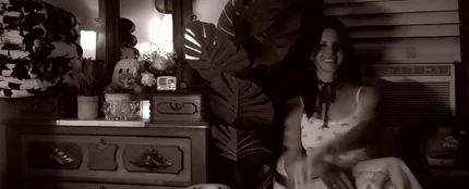 Lana del Rey, en el vídeo de 'White Feather Hawk Tail Deer Hunter' Lana del Rey, en el vídeo de 'White Feather Hawk Tail Deer Hunter'