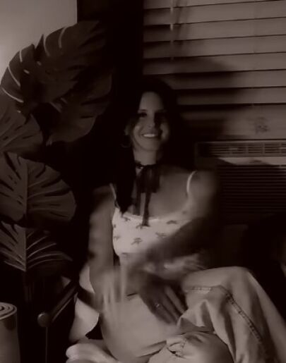 Lana del Rey, en el vídeo de 'White Feather Hawk Tail Deer Hunter'