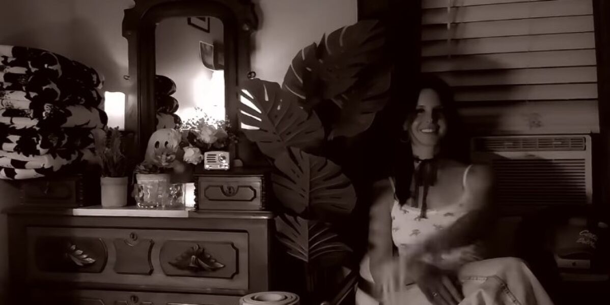 Lana del Rey, en el v&iacute;deo de 'White Feather Hawk Tail Deer Hunter'