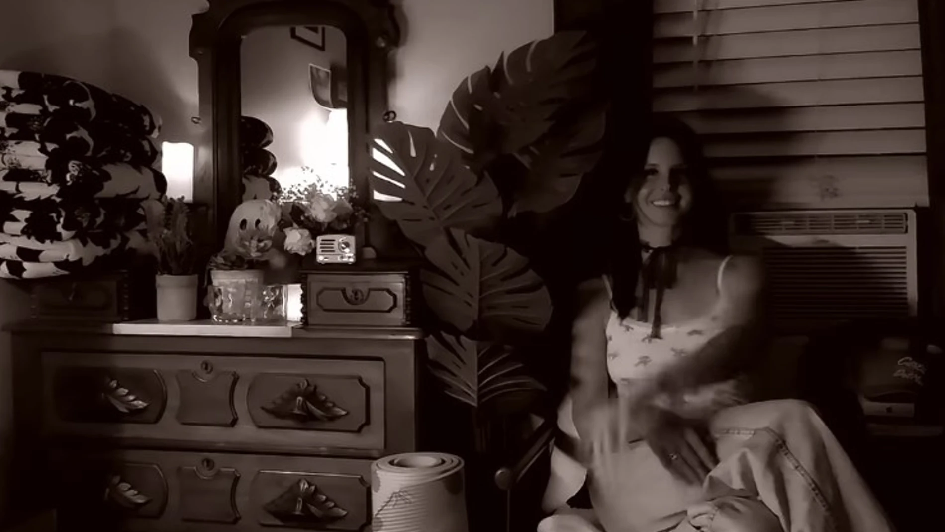 Lana del Rey, en el vídeo de 'White Feather Hawk Tail Deer Hunter' Lana del Rey, en el vídeo de 'White Feather Hawk Tail Deer Hunter'