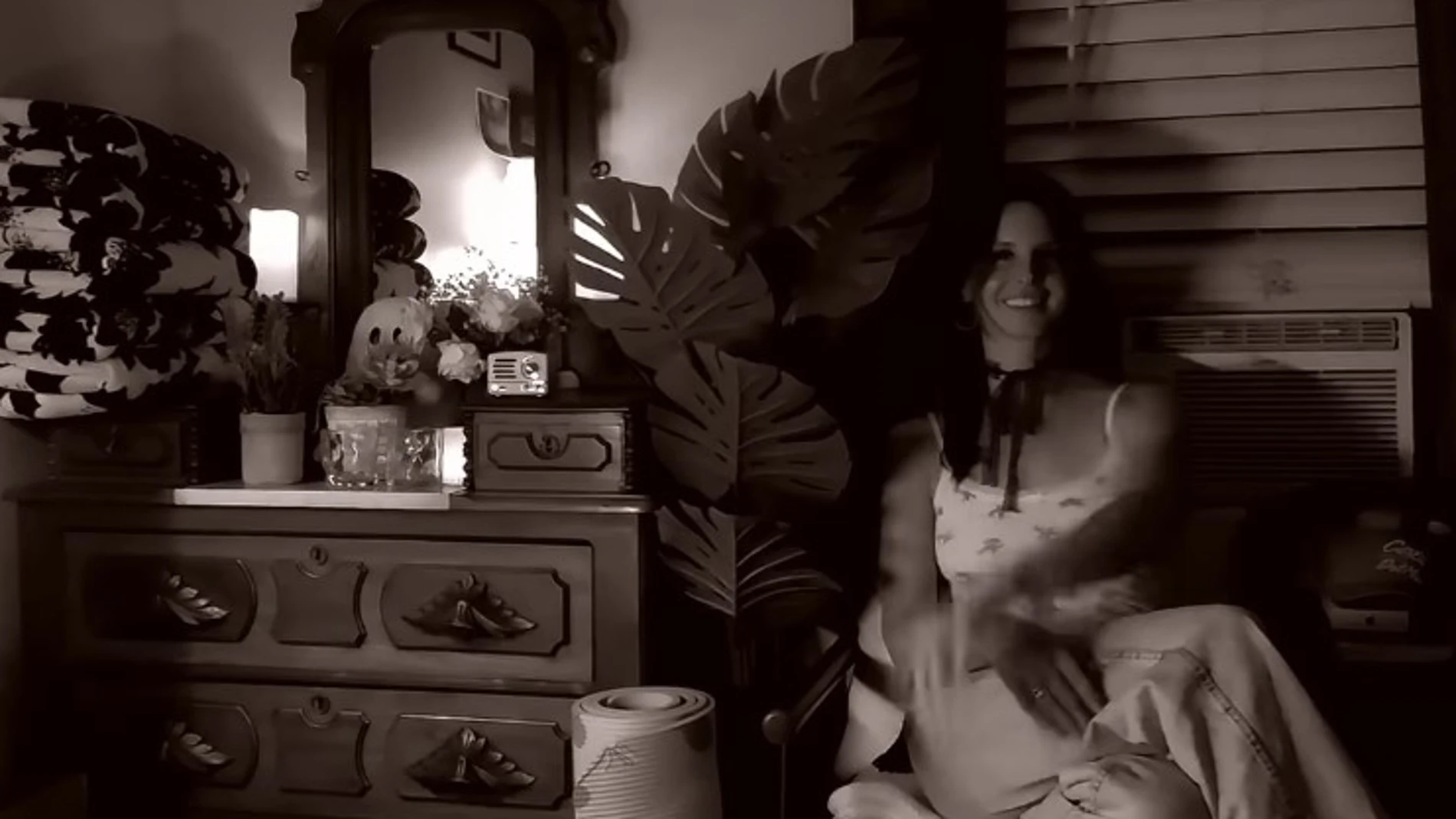 Lana del Rey, en el vídeo de 'White Feather Hawk Tail Deer Hunter' Lana del Rey, en el vídeo de 'White Feather Hawk Tail Deer Hunter'