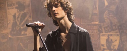 Sombr actuando en los MTV Video Music Awards