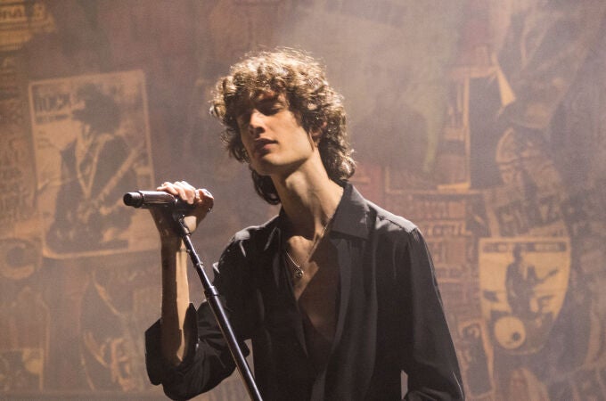 Sombr actuando en los MTV Video Music Awards