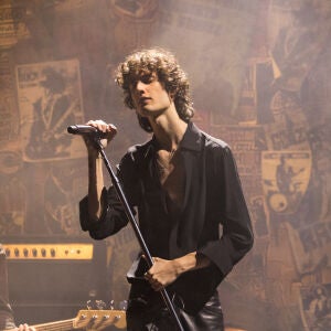 Sombr actuando en los MTV Video Music Awards