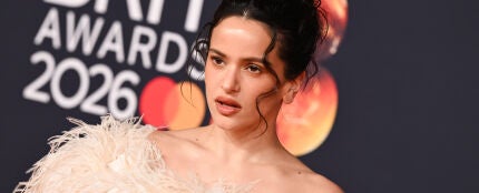 Rosal&iacute;a en la alfombra roja de los BRIT Awards 2026