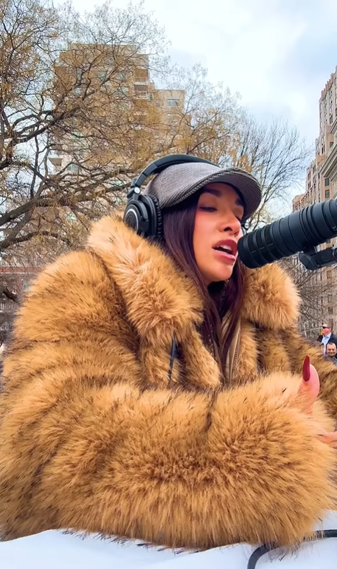 María Becerra cantando en la calle junto a Hunna G María Becerra cantando en la calle junto a Hunna G