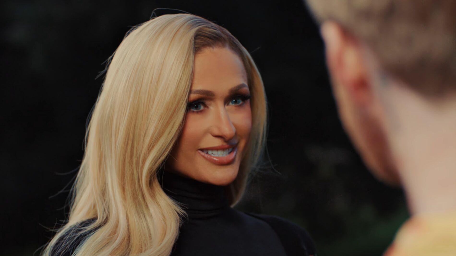 Paris Hilton en el videoclip de 'Fever Dream', de Alex Warren